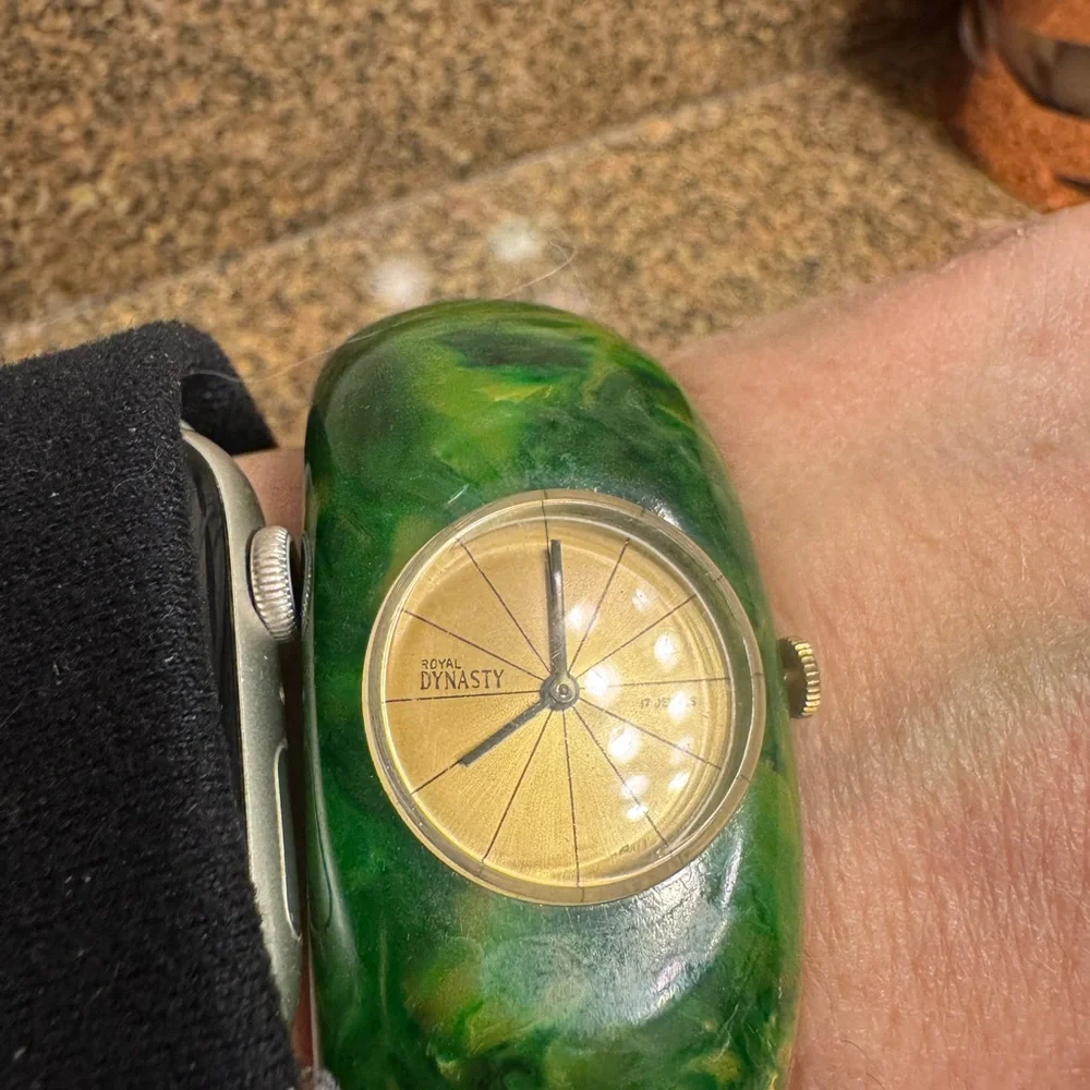 Royal Dynasty 17 jewel Hinged Green Marbled Bakelite Swirl Bangle Watch untested